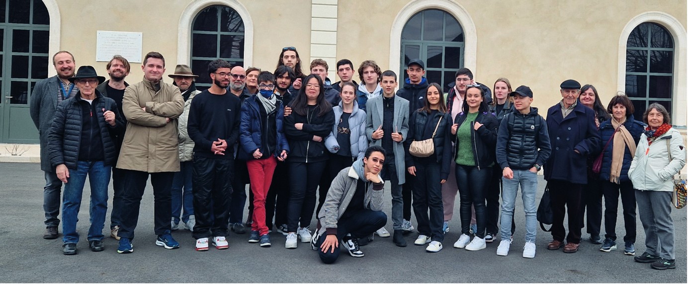 Photo 6: Les élèves de la classe encadrés par leurs professeurs et intervenants devant la gare de Pithiviers