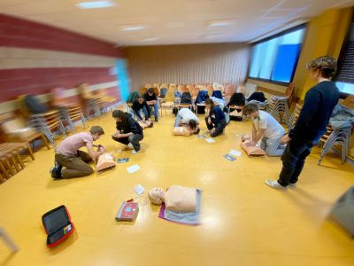Des élèves du Lycée Claude Nicolas Ledoux en pleine formation PSC1, pratiquant les gestes de secours.